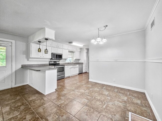Building Photo - Coming Soon! 3 BR/2BA | Newly Renovated Single Family Home | 1-Car Garage Parking | In Weatherford!