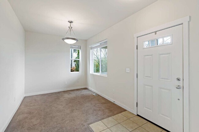 Foto del edificio - Enjoy this immaculate home in a park-like setting showcasing the beauty of the Issaquah Highland ...