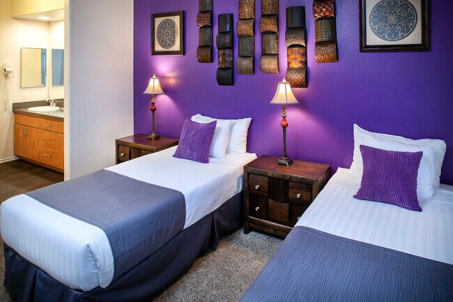 Master bedroom - 1 king bed or 2 xl twin beds - 8275 Bell E Rd