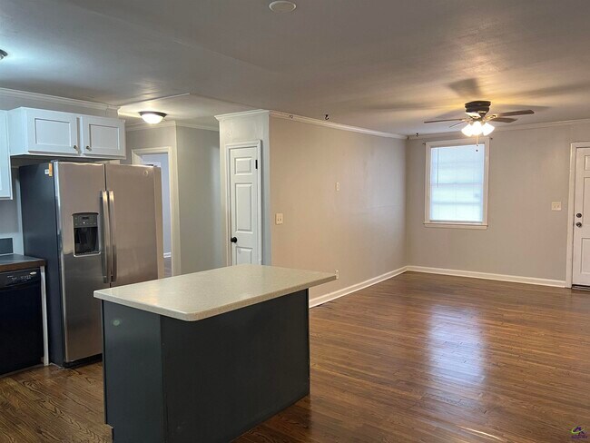 Building Photo - 965 N Pierce Ave