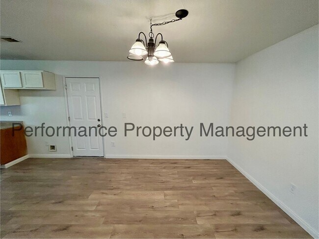 Foto del edificio - Beautifully Remodeled 4 Bed/2 Bath Home in...