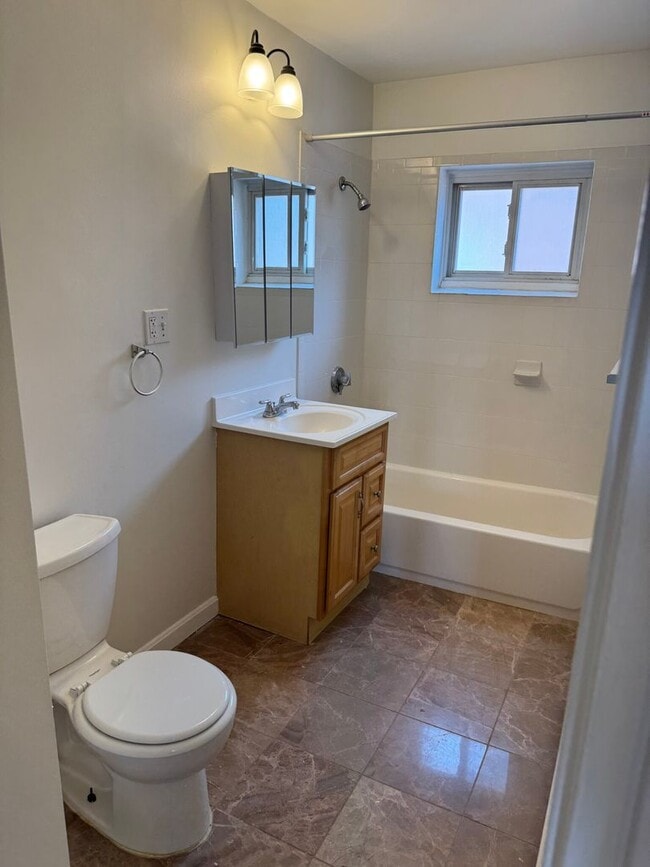 Building Photo - Sun drenched 2 bed 1 bath in vibrant Allston