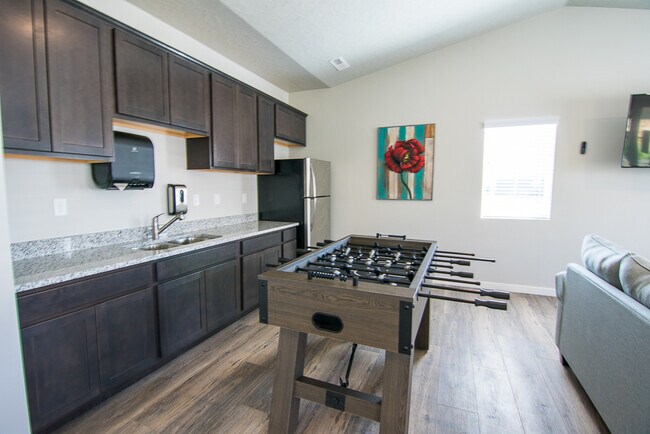 Sala de juegos de la casa club - Lovely 3-Story Townhomes in The Brickyard!