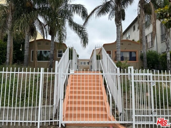 Foto del edificio - 836 S Catalina St