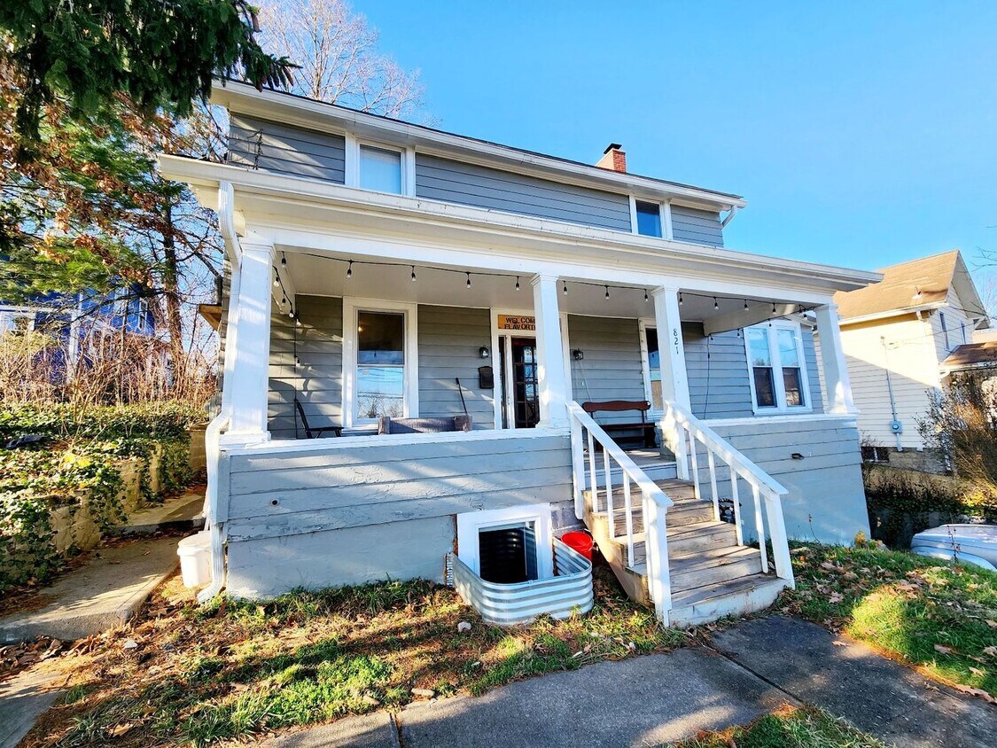 Primary Photo - 6 Bed House with 2 Full Bath & 2 Half Bath...