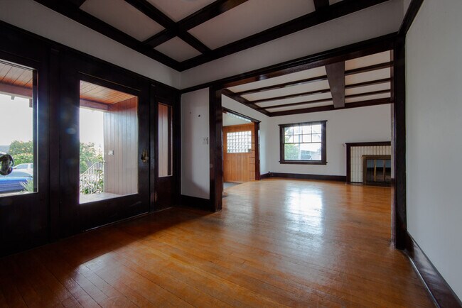 Entry - 5053 Montezuma St