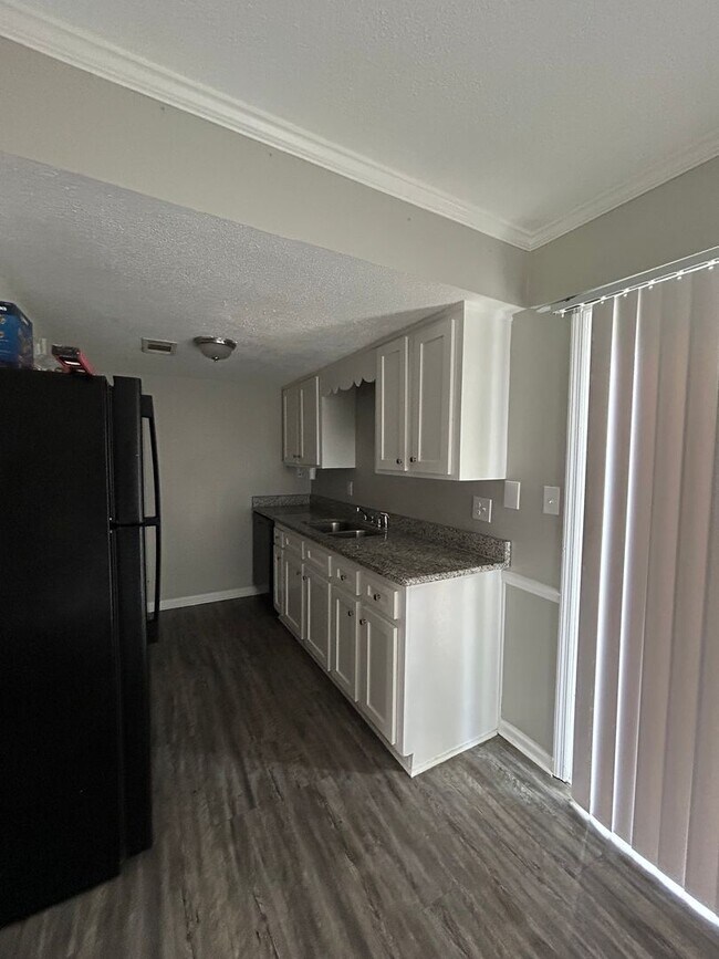 Building Photo - Great townhouse available!!!!!