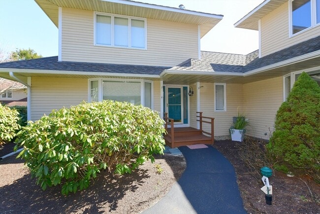 Building Photo - 4 Bittersweet Ln