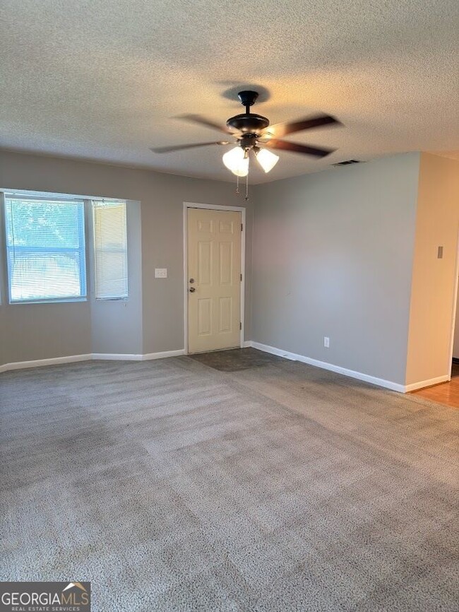 Building Photo - 137 Royal Cir