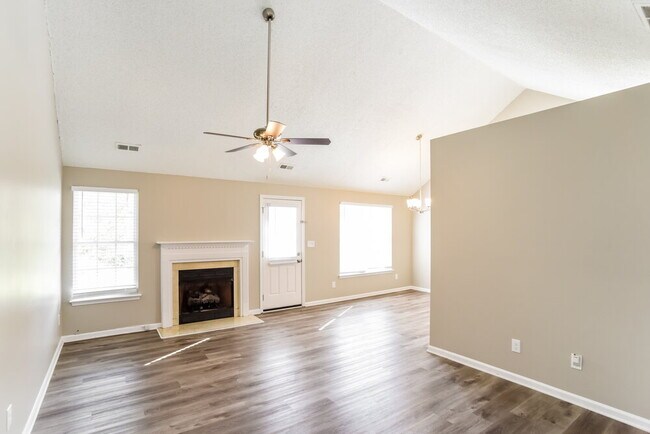 Foto del edificio - 5925 Timbertop Ln