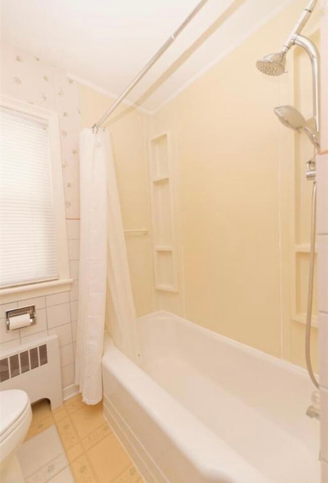 Full bathroom - 47 Lockrow Blvd