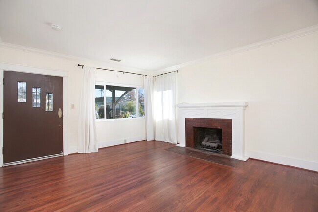Building Photo - 3 BEDROOM 1 BATH ARTS AND CRAFTS BUNGALOW ...