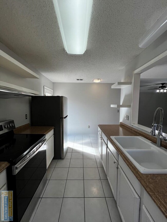 Building Photo - 2813 Capri St