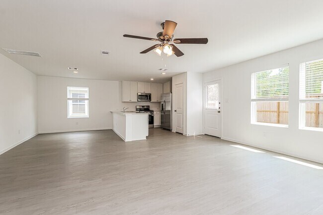 Foto del edificio - 1718 Lofty Cedar Ct