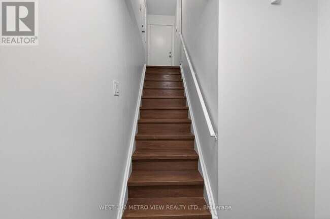 Building Photo - 3139 Dover Crescent