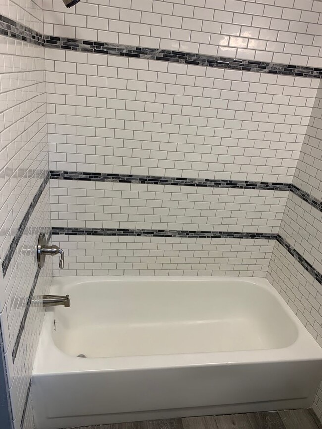 Building Photo - 4 bed/2 bath house in the heart of the Wes...