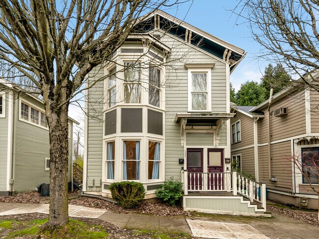 Apartamento amueblado de 2 habitaciones y 1100 pies cuadrados por $2075. - 131 SW Hooker St