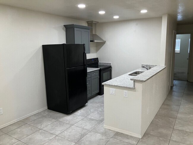 Foto del edificio - Gorgeous apartment with granite counter tops!