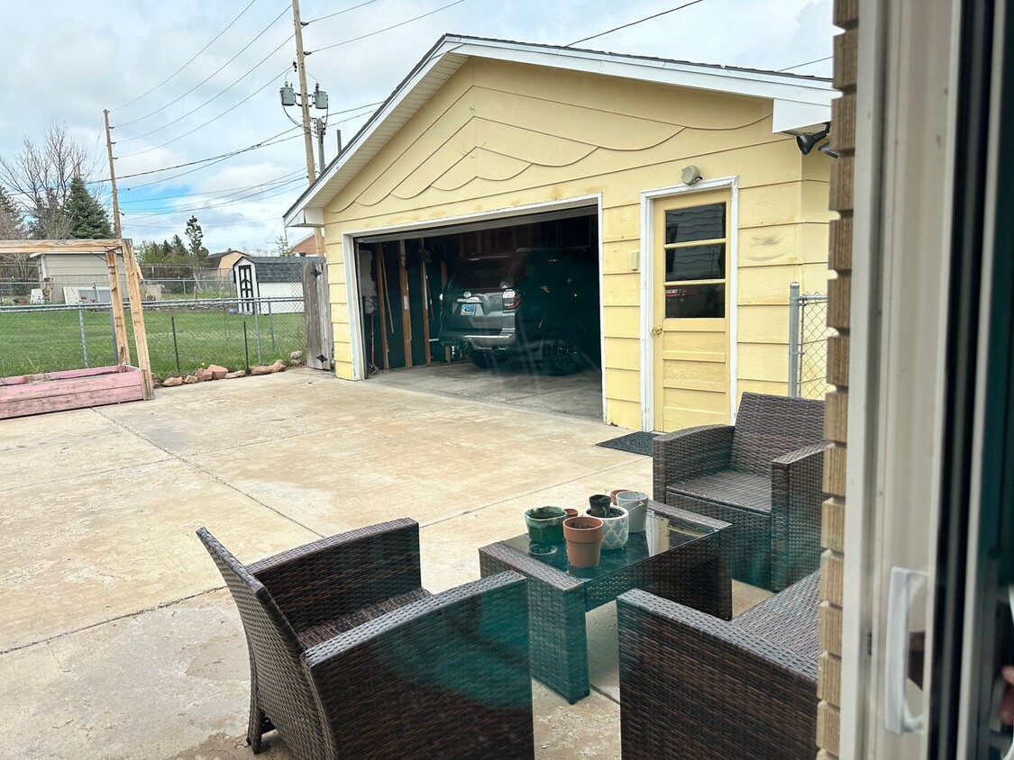 Building Photo - 4 Bedroom ,2 bathroom Single Family Unit