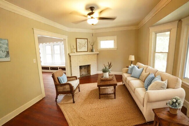 Foto del edificio - 2-Bedroom Lakewood Gem in the Heart of the...