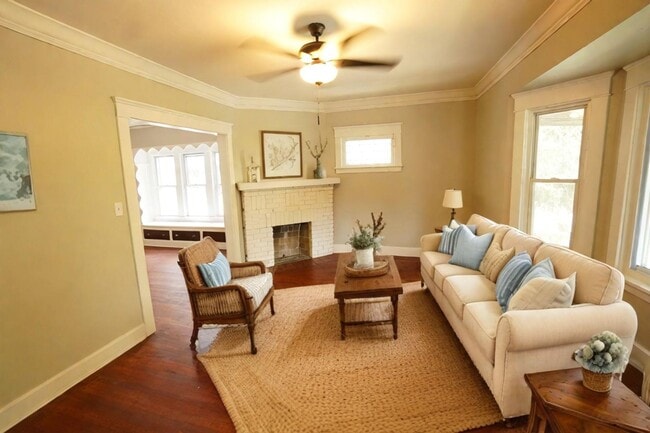 Building Photo - 2-Bedroom Lakewood Gem in the Heart of the...