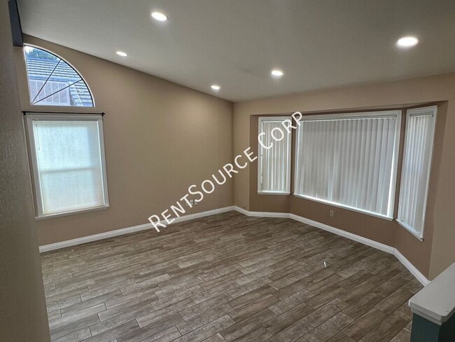 Foto del edificio - 4 Bedroom Pool Home For Rent in West Palmdale