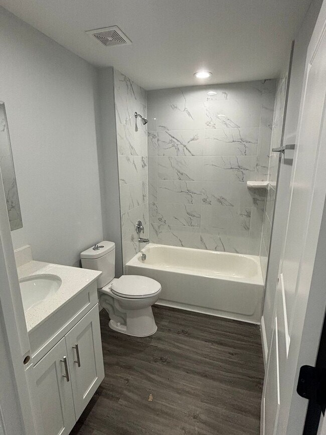 Building Photo - LIKE NEW DESIGNER HOME 3/2 READY FOR NEW F...