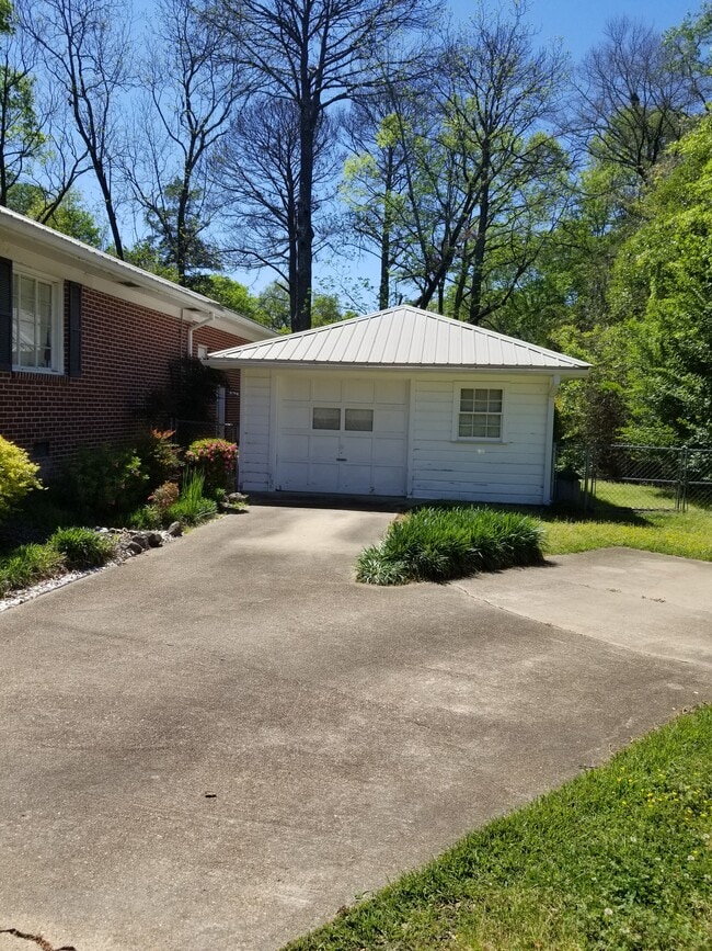 Building Photo - 275 W Leavell Woods Dr