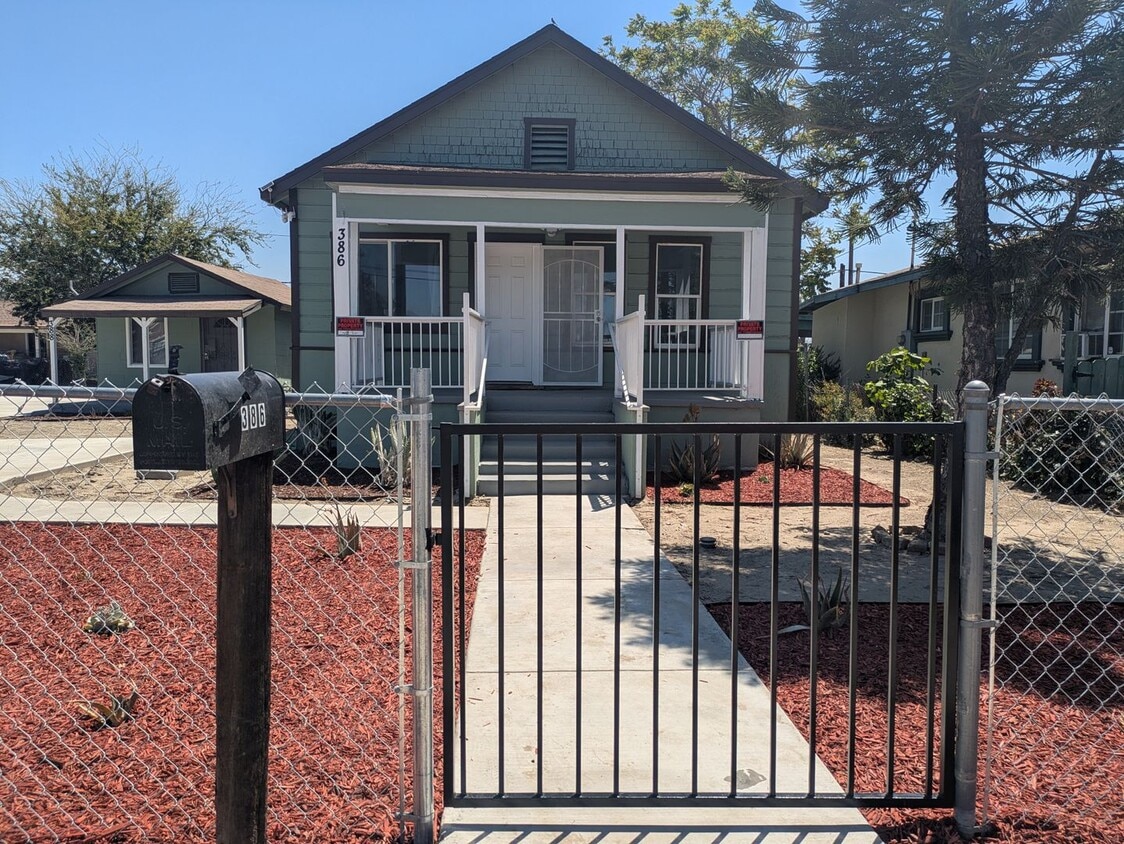 Bright & Clean 2 Bed | 1 Bath Home With a separate Den– 906 Sq. Ft. with Private Parking! Now Ava... - Bright & Clean 2 Bed | 1 Bath Home With a separate Den– 906 Sq. Ft. with Private Parking! Now Ava...