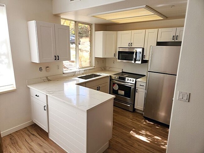 Building Photo - Recently Remodeled Pinebrook Condo with 1 ...