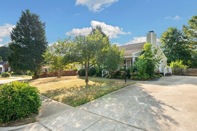 Building Photo - 3 Bedroom Home with Fenced Yard Available ...