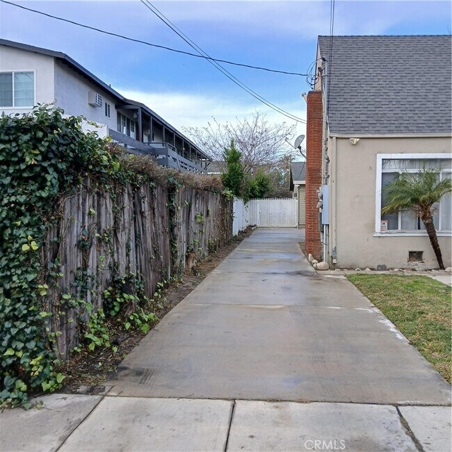 Foto del edificio - 5717 1/2 Case Ave-5717