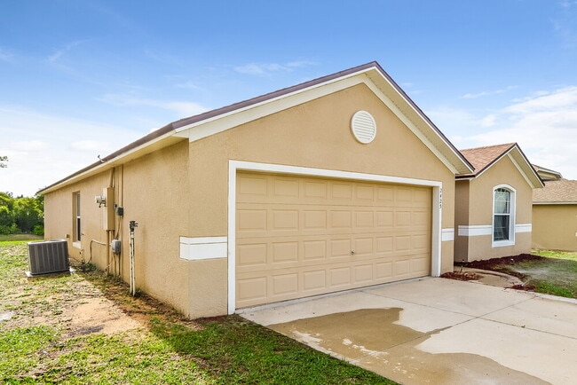 Building Photo - 2425 Merry Rd