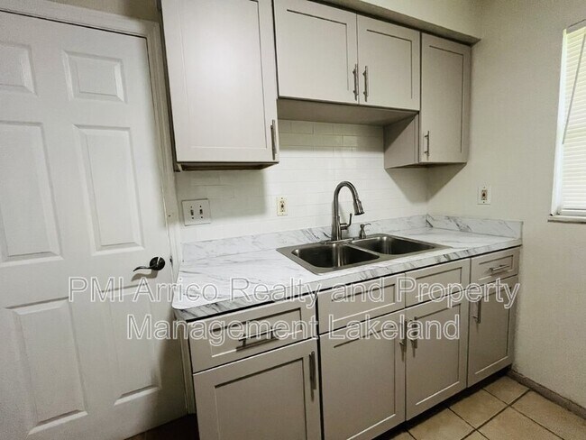 Building Photo - 1207 Robert King High Dr