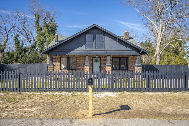 Building Photo - 227 Kershaw St NE