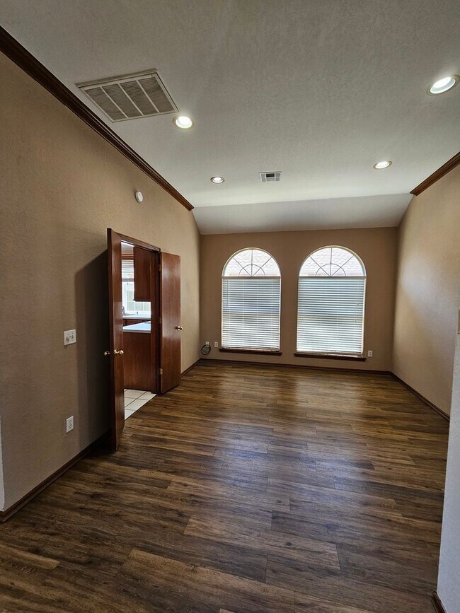 Building Photo - (3) Bed/(2) Bath in West Norman's Castlero...
