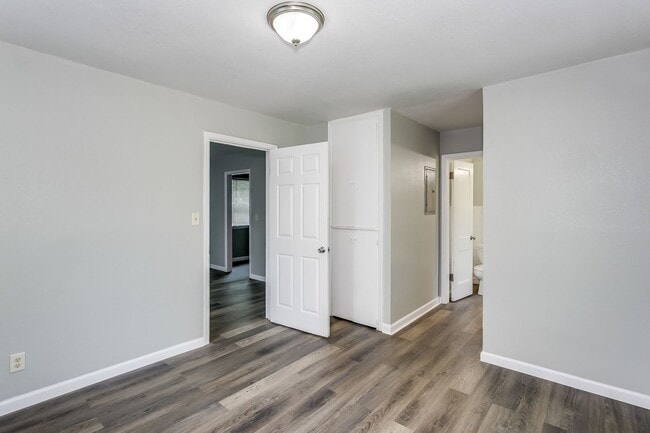 Building Photo - Super Affordable One Bedroom Duplex!
