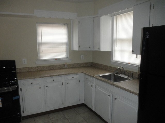 Building Photo - 6 Royal Oak Ave/ Picturesque 3 bedroom 2 b...
