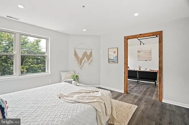 Foto del edificio - 1240 Holbrook Ter NE