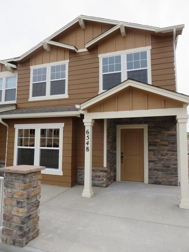 Foto principal - Available Now! 3 Bedroom 2.5 Bathroom Town...