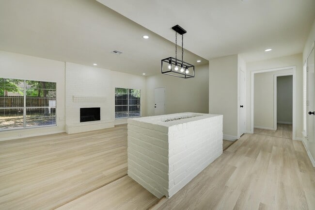 Foto del edificio - 5519 Sheraton Oaks Dr