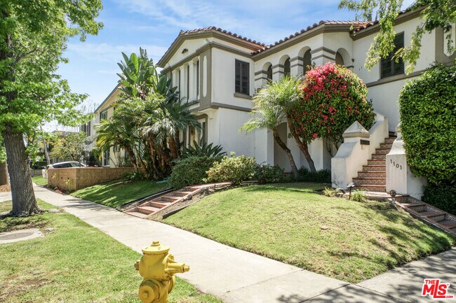 Building Photo - 1103 S Oakhurst Dr