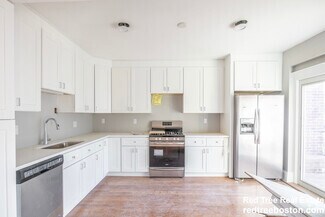 Building Photo - 190 Kelton