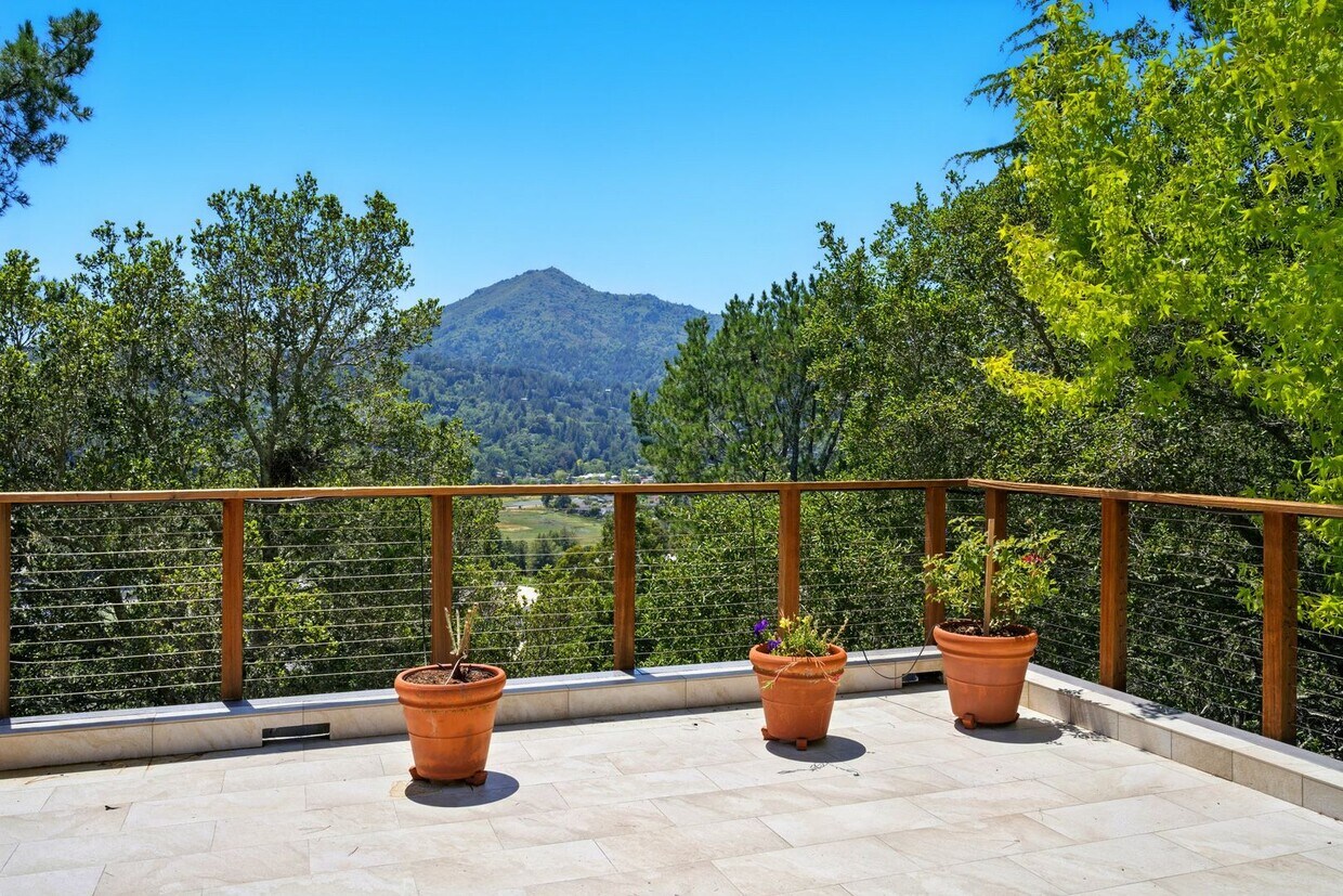 Foto principal - Gorgeous 4 bedroom home in Greenbrae with ...