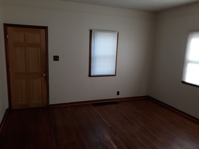 Foto del edificio - 2 Bedroom House, W/D, Fenced Yard, Porch, ...