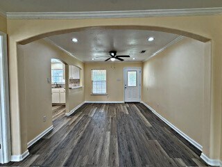 Foto del edificio - 310 W Houston Ave