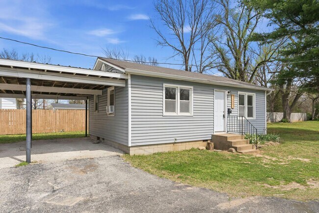 Foto del edificio - 1 Bedroom | 1 Bathroom | House with Carport | Located on a Quiet Street| Lawn Care and Trash Incl...