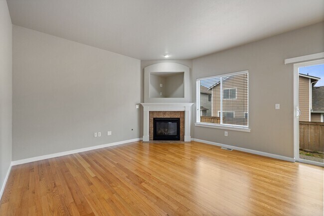 Building Photo - Lipoma Firs 5 bedroom with full bath on main.