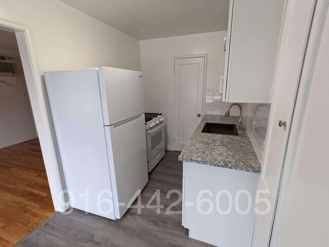 Building Photo - Kenwood Apartments 2426
