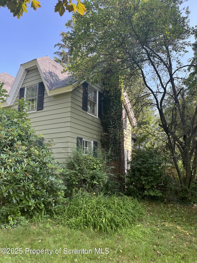 Building Photo - 321 Maple St